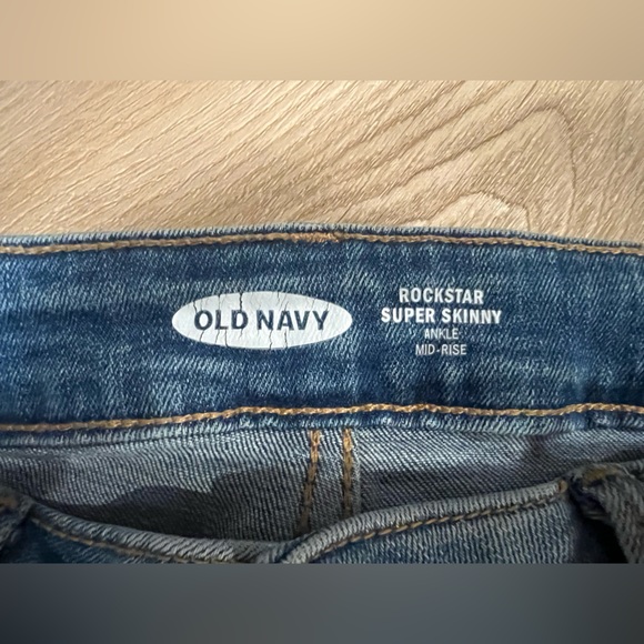 Old Navy Mid-Rise Rockstar Super Skinny Jean - 25”length - Picture 6 of 7